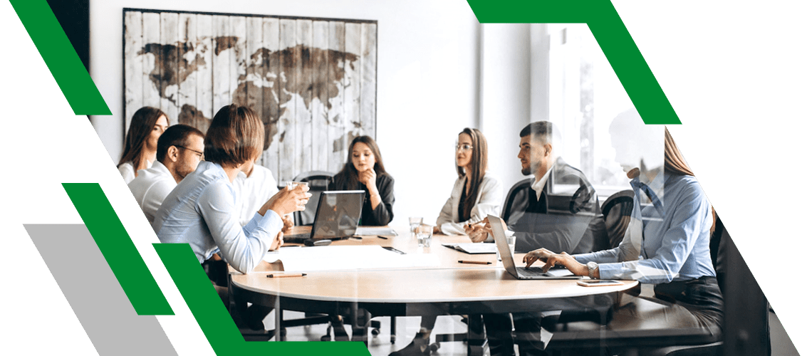 Consulenti-del-Lavoro-in-ufficio-mentre-elaborano-i-cedoli-con-il-software-Expert-Up-Lavoro