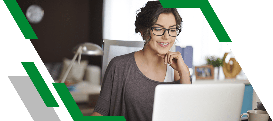 L-impiegata-aziendale-che-utilizza-il-software-per-la-gestione-aziendale-Easy-Business