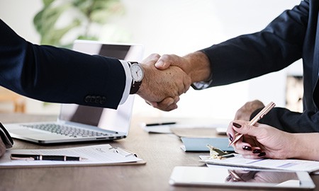 La stretta di mano che sancisce l'importante accordo Dylog Fiavet con vantaggi per le Agenzie di Viaggio associate
