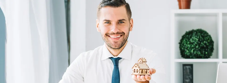 L'amministratore di condominio nel suo studio utilizza strumenti software per la gestione degli immobili di cui ha l'incarico dai condomini