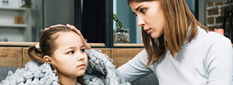 Mamma guarda sua figlia utilizzando il congedo parentale