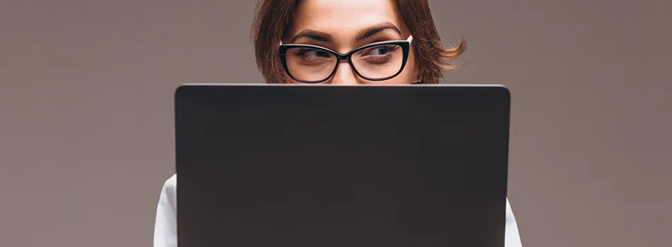Donna-d-affari-nascosta-dietro-al-computer-portatile