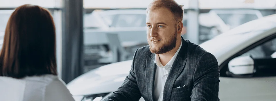 Agente-di-Pratiche-Auto-incontra-clienti-in-Agenzia