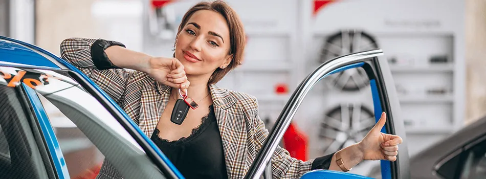 Giovane-cliente-di-Agenzia-Pratiche-Auto