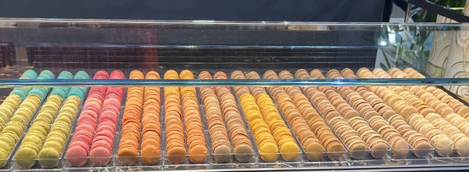 I-multicolore-macarons-presentati-al-Sigep-2024-da-pasticceri-professionisti-presenti-alla-fiera