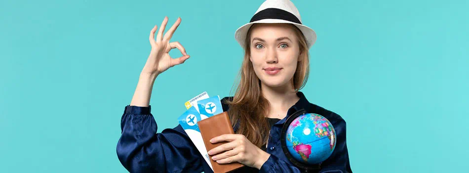 Vista-frontale-della-giovane-donna-che-tiene-i-biglietti-viaggio-per-vacanza