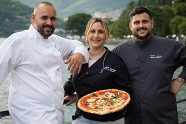 I-fratelli-Coppola-con-la-loro-tipica-pizza I-fratelli-Coppola-con-la-loro-tipica-pizza
